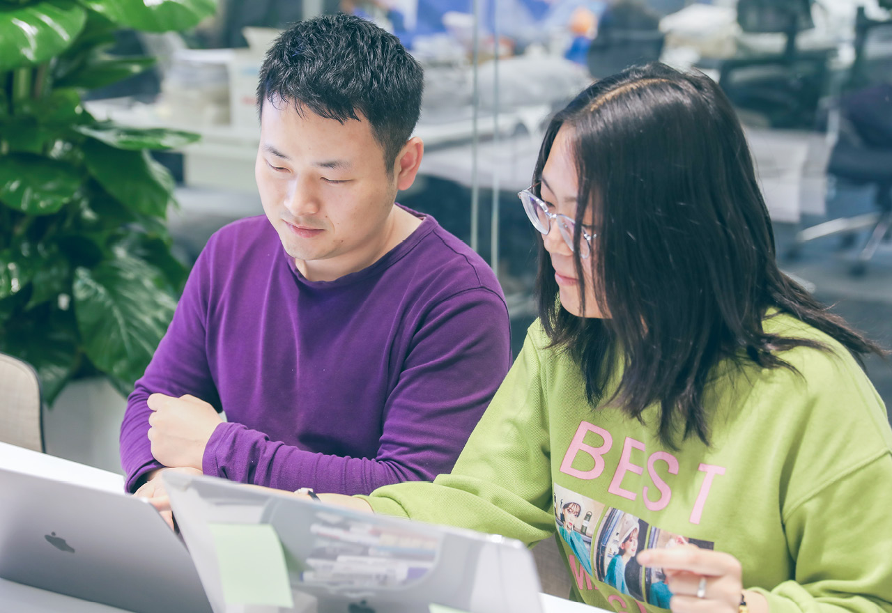 Two thoughtworkers looking at laptop Two thoughtworkers looking at laptop