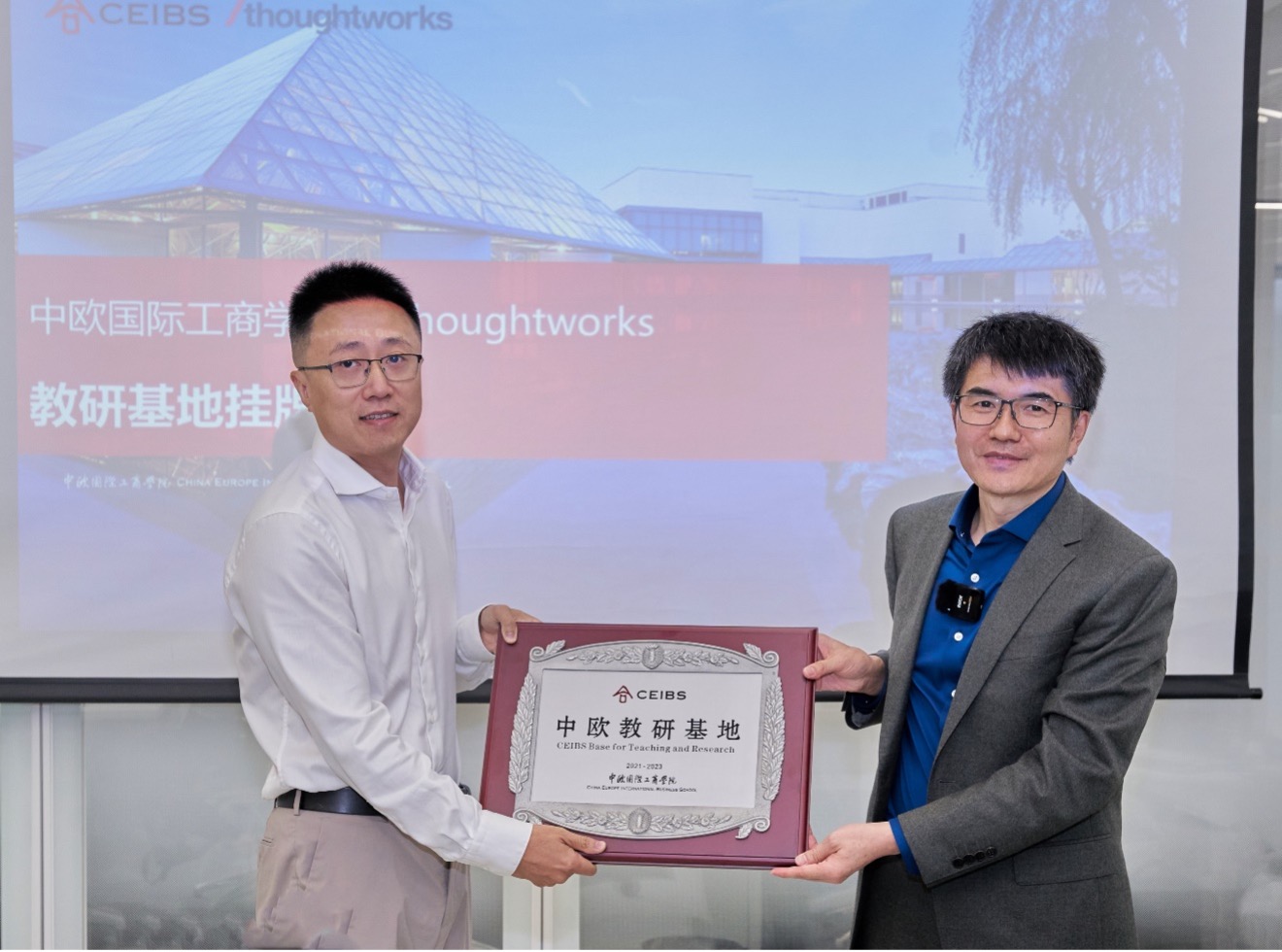中欧创业学副教授王泰元(右)、思特沃克中国区总经理胡凯(左) 共同为中欧-思特沃克教研基地揭牌